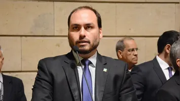 Carlos Bolsonaro anunciou em plenária a sua renuncia ao cargo na tarde desta quinta-feira (17).