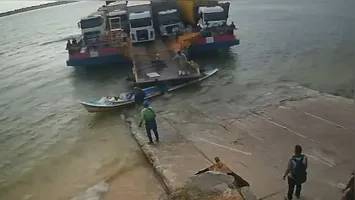 Ocupantes tentaram retirar a rabeta de debaixo da balsa, mas não conseguiram.