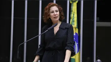 Carla Zambelli será substituída pelo suplente