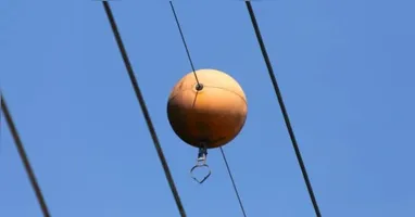 De acordo com a norma que estabelece os parâmetros para esses dispositivos, as esferas são fabricadas com materiais como polietileno e PVC reforçado.