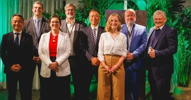 Na foto, da esquerda para a direita: Akinobu Hashimoto (Mitsui & Co), Marcelo Pereti (Belterra), Gabriela Savian (Ipam), Eduardo Figueiredo (Hydro), Hayato Yanagisawa (Mitsui Foundation), Birgit Euba (Mercedes), Anderson Baranov (Hydro), John Thuestad (Hydro).