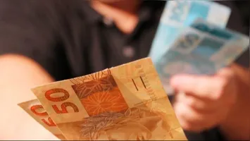 Servidores consideram o auxílio justo, enquanto críticos questionam se os recursos não poderiam ser destinados a áreas mais essenciais.