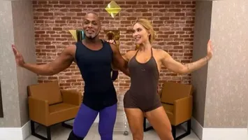 O profissional Carlinhos Salgueiro trabalhou com várias escolas de samba e é reconhecido pela dedicação à tradição.