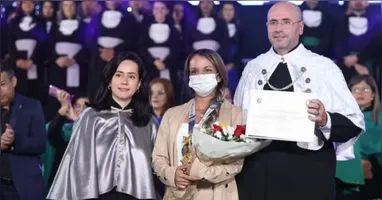 Juliana Garcia é homenageada com medalha em cerimônia de formatura após sobreviver a agressão brutal registrada por câmeras de segurança em Natal.