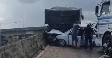 Engavetamento envolvendo cinco carros e dois caminhões no elevado do Entroncamento, em Belém, causa lentidão no trânsito.