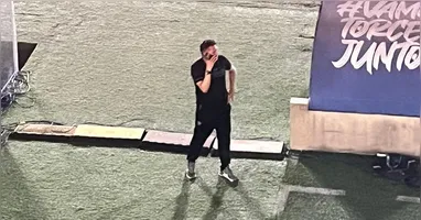 Técnico Claudinei Oliveira sozinho no Mangueirão após ter sido demitido no Paysandu