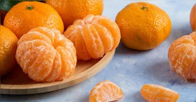 De gosto cítrico e perfume intenso, essa fruta é extremamente prática.