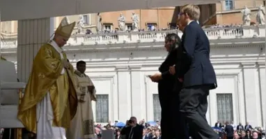 A mãe de Carlo Acutis, 1° santo millennial, Antonia Salzano, esteve presente na missa de canonização do filho, presidida pelo papa Leão XIV neste domingo (7).