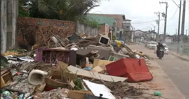 Sofá, vaso sanitário, MDF e outros resíduos se acumulam às margens do Canal do Ariri.