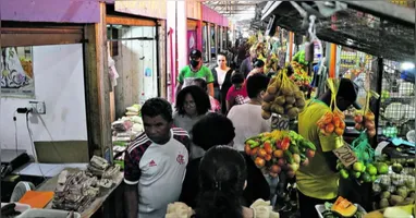 Estrutura provisória construída para remanejar comerciantes da feira do Guamá.