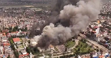 Onda de violência no Nepal resulta na morte da esposa do ex-primeiro-ministro do Nepal, Jhala Nath Khanal, nesta terça-feira (09).