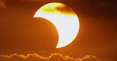 O eclipse solar acontece quando a Lua se posiciona entre o Sol e a Terra, bloqueando parcialmente o disco solar.