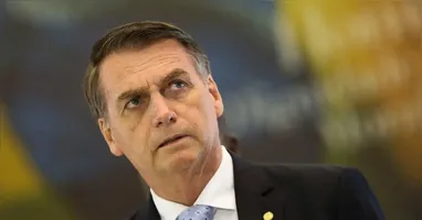 Jair Bolsonaro foi condenado a pagar R$ 1 milhão por danos morais coletivos devido a declarações racistas feitas durante seu mandato, com a obrigatoriedade de retratação pública.