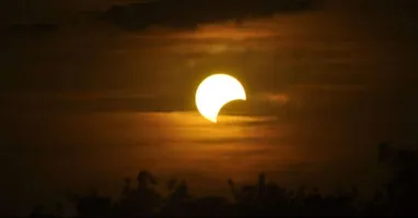 Este é considerado o último eclipse solar do ano e o próximo está previsto para o dia 17 de fevereiro de 2026.