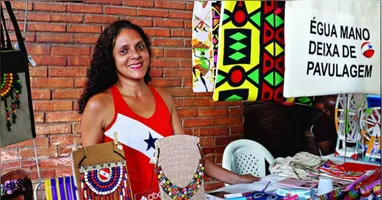 Joseane Carrillo é artesã paraense e produz bolsas e necessaires regionais.