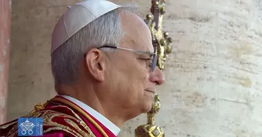 Papa Leão XIV faz apelo por paz em Gaza, condenando a violência e o exílio forçado de civis, enquanto ataques israelenses continuam a resultar em mortes e destruição.