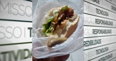 Consumidor encontra lesma no alface de lanche no Tenoné, vídeo viraliza e internautas transformam o susto em uma chuva de piadas.