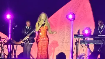 Imagem ilustrativa da notícia Amazônia Live: Mariah Carey faz história em show no rio Guamá