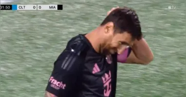Messi, conhecido por sua habilidade e precisão nas cobranças de pênaltis, não conseguiu converter a oportunidade quando a partida ainda estava 0x0 e deixou os torcedores desapontados.