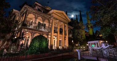 A Mansão Assombrada, inaugurada em 1969, é uma das atrações mais icônicas da Disneyland, conhecida por seu passeio temático com fantasmas e sustos leves.