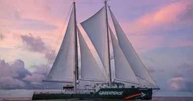 O Rainbow Warrior, navio símbolo do Greenpeace, aporta em Belém para promover ações e debates sobre justiça climática durante a COP 30.