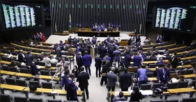 Deputados durante sessão que aprovou, em dois turnos, a chamada "PEC da Blindagem", que muda regras sobre processos criminais contra parlamentares.