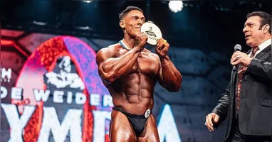 Ramon Dino comemora histórico título do Mr. Olympia Classic Physique em Las Vegas, marcando a primeira vitória masculina brasileira no evento.