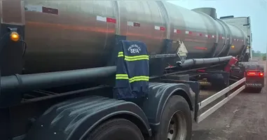 Caminhão transportando sulfato de alumínio é retido por irregularidades tributárias no sudeste do Pará.