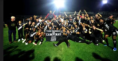 Jogadores da Ponte Preta comemoram a conquista histórica do título da Série C de 2025, após vitória sobre o Londrina no Majestoso.