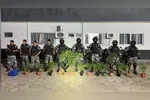 Policiais da Rotam exibem os pés de maconha