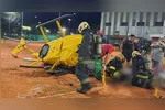 Equipes de emergência trabalharam ao redor do helicóptero destruído após pouso forçado em quadra de tênis no Parque Manuel Belgrano, em Buenos Aires.