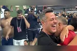 O ex-goleiro e ídolo do Flamengo  Júlio César festejou com Marcos Braz após o apito final.