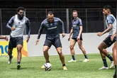 Clube do Remo se prepara para duelo contra Atlético após empate com Vila Nova e terá volta de Caio Vinícius (colete) ao time.