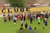 Torcedores também invadiram o campo