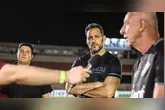 Frontini (braços cruzados) sabe que o Papão está por um fio