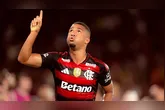 Samuel Lino aponta para o céu ao comemorar gol do Flamengo contra o Ceará.