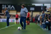 Guto Ferreira observa o jogo à beira do gramado durante o empate do Remo em Novo Horizonte.