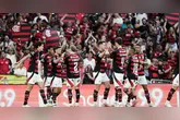 Arrascaeta comemora o gol que abriu o placar para o Flamengo contra o Grêmio, mas o Tricolor gaúcho conseguiu empatar nos minutos finais em cobrança de pênalti.
