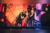 Axl Rose e Slash comandam o retorno do Guns N’ Roses ao Brasil, após anúncio de nova etapa da turnê com oito shows extras em abril de 2026.
