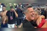 O ex-goleiro e ídolo do Flamengo  Júlio César festejou com Marcos Braz após o apito final.
