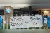Torcedores do Paysandu protestam em frente à sede social e cobram mudanças na diretoria do clube.