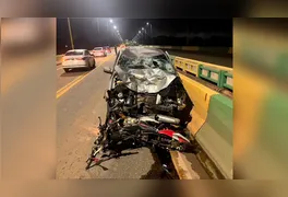 A frente do veículo ficou completamente destruído com o impacto da colisão