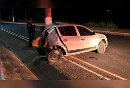 O veículo Renault Sandero, de cor prata, seguia pela rodovia quando acabou colidindo contra um poste
