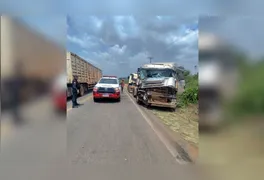 A colisão resultou em danos materiais, mas, felizmente, não deixou feridos.