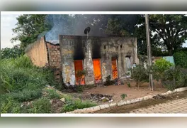 Comando da corporação foi informado de que uma casa estava em chamas e que o incêndio colocava em risco a integridade física de pessoas