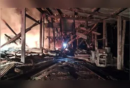 O fogo atingiu o estabelecimento, localizado no setor Maranata, durante a madrugada de quarta-feira