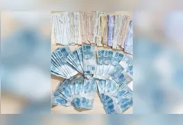 Na residência do acusado, situada na Rua Getúlio Vargas, os policiais encontraram mais notas falsificadas e uma quantia de R$ 142.538,61 em cheques