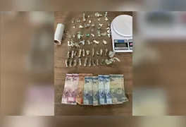 Durante a revista pessoal, foram encontradas 12 gramas de óxi, divididas em 31 embalagens, e 18 gramas de maconha, distribuídas em 21 embrulhos.