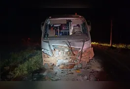 No momento em que os veículos se cruzavam, o condutor do Gol invadiu a pista contrária, colidindo frontalmente com o micro-ônibus.