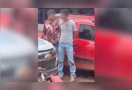 Com as mãos amarradas, o acusado foi conduzido por moradores pelas ruas do distrito.